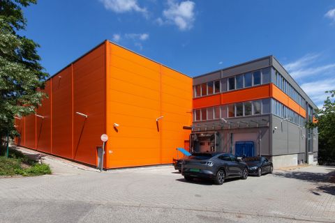 Eladó Irodaépület 2040 Budaörs A Budaörsi ipari parkban, nagyon jól pozicionált 2008-ban épült raktár és irodaház jól szeparálható 2/3-ad része eladó.