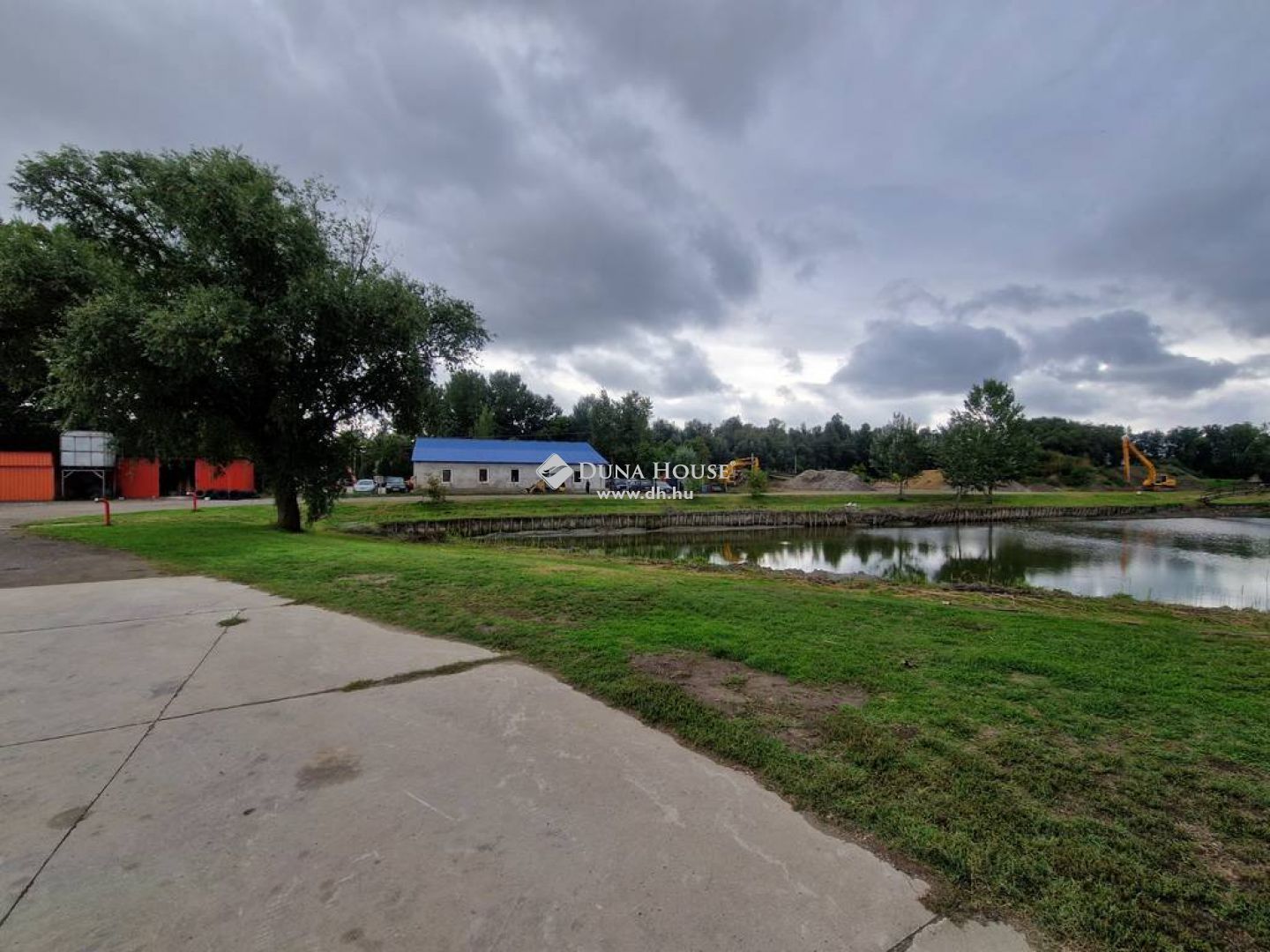 Ipari telephely tóval és szolgálati lakással Kalocsán – IP083126