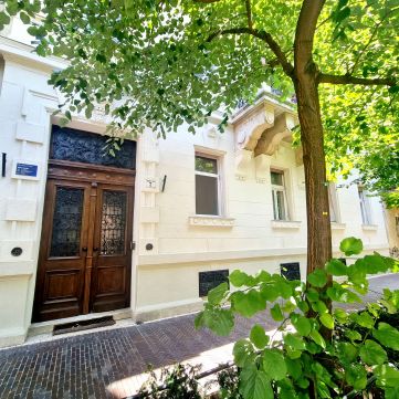 Eladó Üzlethelyiség 1092 Budapest 9. kerület , A BAKÁTS TÉREN kívül-belül felújított társasház alagsora eladó