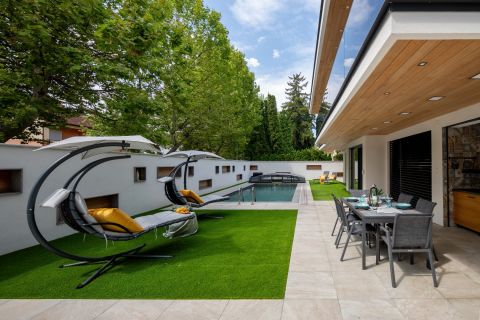 Eladó Ház 8600 Siófok  Új építésű luxus ház két önálló gyönyörű lakosztállyal fűthető medencével, szaunával, gőzkabinnal, 