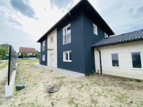 Eladó Ház 2330 Dunaharaszti Kimagasló minőségű, önálló családi ház kulcsrakészen, napelemmel, garázzsal közkedvelt utcában!