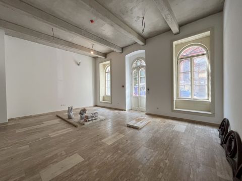 Eladó Üzlethelyiség 1085 Budapest 8. kerület PALOTANEGYEDBEN AA++ erkélyes lakások eladók