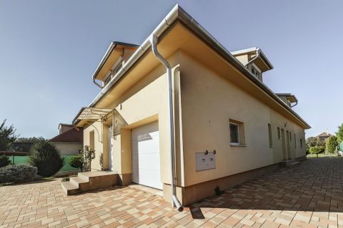 Eladó Ház 9400 Sopron , Szép állapotú ikerház fele az Őszapó utcában