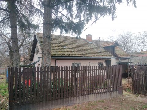 Eladó Ház 4026 Debrecen , Cserepes utcán csendes udvarban egyedülálló 45 nm-es családi ház