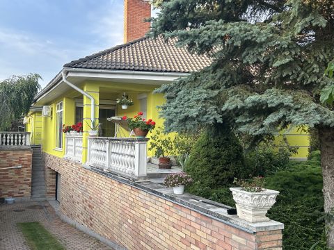 Eladó Ház 2000 Szentendre Szentendre, Pismány – nívós építész tervezte kétlakásos családi ház
