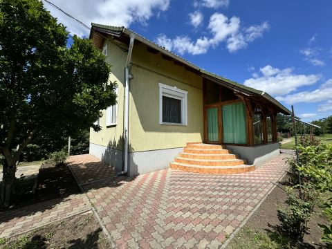 Eladó Ház 5430 Tiszaföldvár , Könnyen megközelíthető, otthonos, zöld környezet!