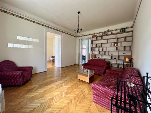 Eladó Lakás 1145 Budapest 14. kerület , Zuglóban 2 szobás lakás, karbantartott házban, autóbeállóval.