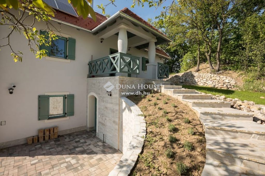 8245 Pécsely , Pécsely Öreghegy — 1/18