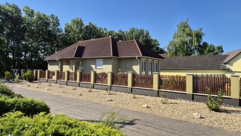 Eladó Ház 6000 Kecskemét , Katonatelepen vállalkozásra alkalmas családiház eladó!
