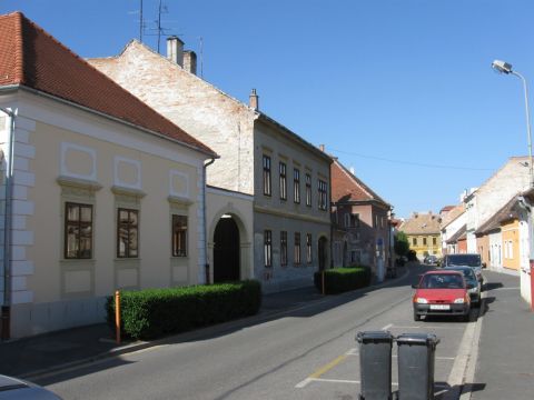 Eladó Üzlethelyiség 9400 Sopron kétszintes/négylakásos társasház kialakítására alkalmas épület....