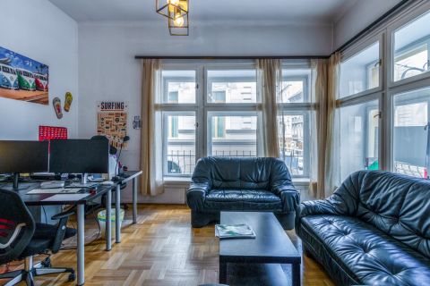 Eladó Lakás 1065 Budapest 6. kerület Nagymező utcában, körbe ablakos lakás, akár AIRBNB-re is!