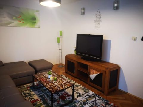Kiadó Lakás 7621 Pécs , Konyha-Nappali+2hálós lakás kiadó a Ferencesek utcájában!