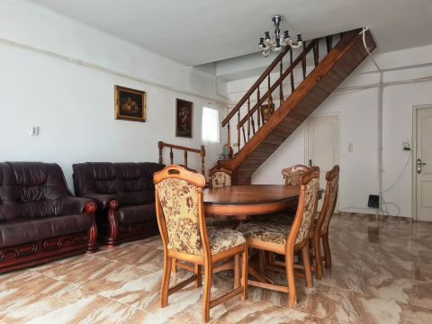 Eladó Ház 8130 Enying kétszintes családi ház, a város központ közeli részén