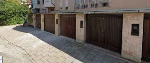 Kiadó Parkoló 4026 Debrecen , Debrecen Belvárosában , a Bem téren