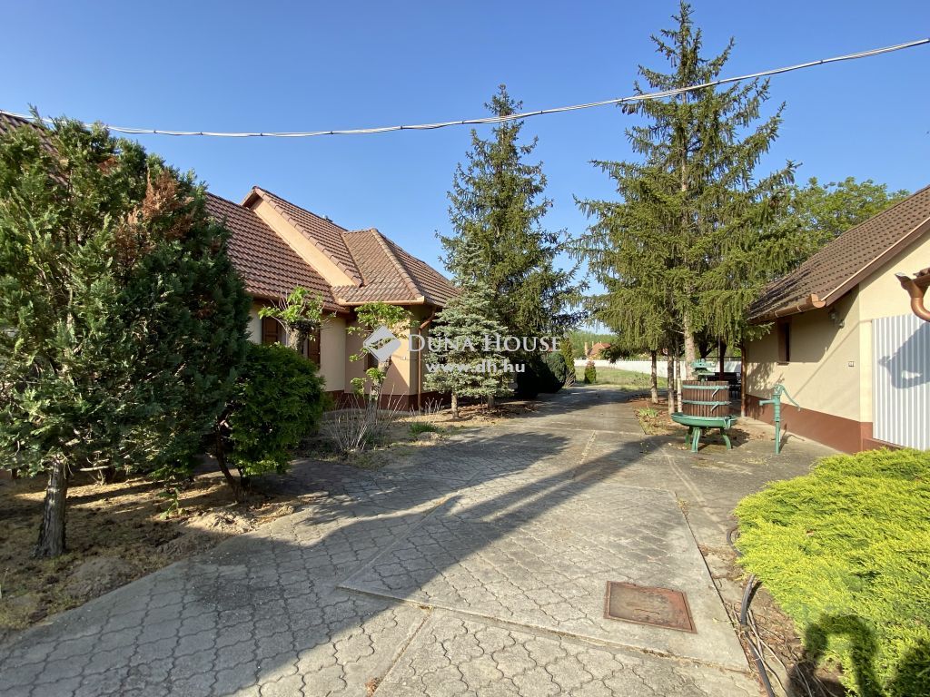 6237 Kecel , Eladó Kecelen a Vasút utcában egy 220 nm családiház ! — 1/10