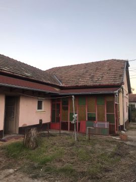 Eladó Ház 2747 Törtel , Törtelen központ közelében aszfaltos úton