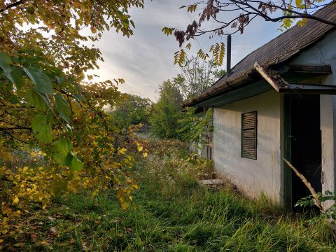 Eladó Telek 2458 Kulcs , 1187 m2-es belterületi, Lf övezeti besorolású telek