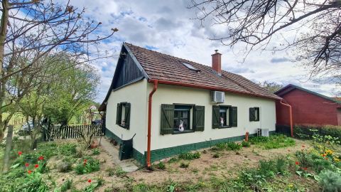 Eladó Ház 6065 Lakitelek Lakiteleken Eördögh dűlőben, több generációs ház garázzsal, medencével eladó!