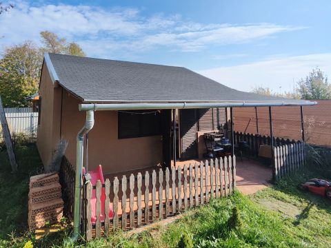 Eladó Ház 8172 Balatonakarattya ÁRESÉS! Tágas telken szigetelt kis faház