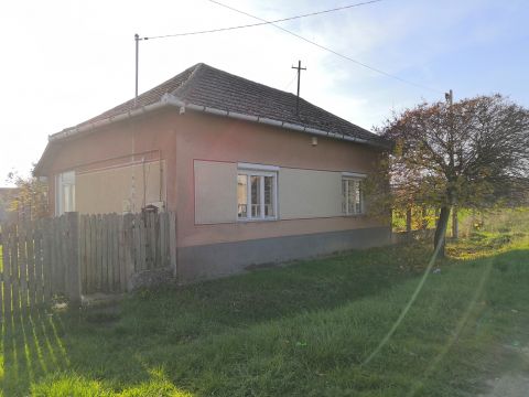 Eladó Ház 4069 Egyek , Fő utcától pár lépésnyire, azonnal költözhető, központi fűtéses ház