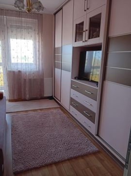 Eladó Lakás 8600 Siófok ELADÓ Siófokon, Balaton parttól 800 m-re egy tágas, modernizált, igényes pasztell varázs  lakás!
