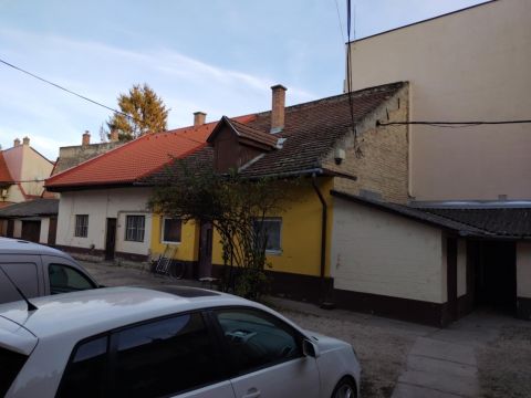 Eladó Lakás 6000 Kecskemét , Kecskemét Belvárosában, 2 szobás, felújításra váró lakás