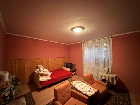 Eladó Ház 7081 Simontornya , központjában, mégis csendes utcában 95 négyzetméteres családiház melléképületekkel eladó