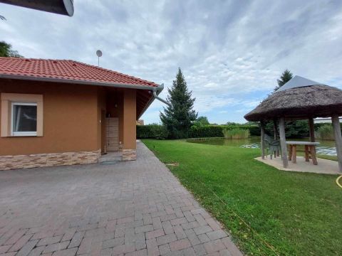 Eladó Ház 6041 Kerekegyháza Nappali + 2 szobás, 5 éves családi ház