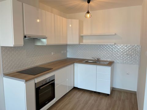 Kiadó Lakás 2760 Nagykáta Központban kiadó lakás, 2.emeleten, kis rezsivel, 41 nm.