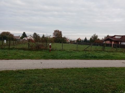 Eladó Telek 8654 Ságvár ELADÓ Balatontól 8 km-re, frekventált helyen, építési telek!