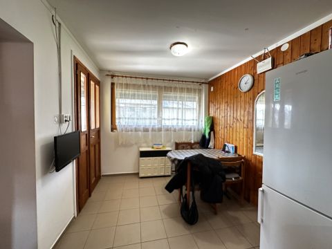 Eladó Ház 7099 Felsőnyék , 60 négyzetméteres felújított családi ház nagy telekkel.
