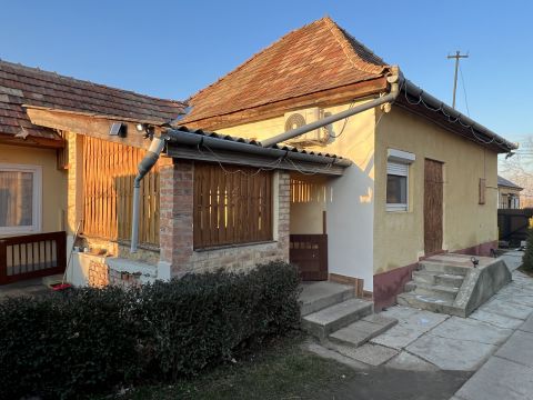 Eladó Ház 7000 Sárbogárd buszmegálló közelében