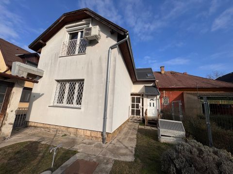 Kiadó Lakás 1038 Budapest 3. kerület 2 lakásos kisház emeleti lakása, kerthasználattal