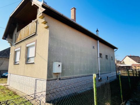 Eladó Ház 2251 Tápiószecső Azonnal birtokba vehető, szigetelt, 4 szobás családi ház!