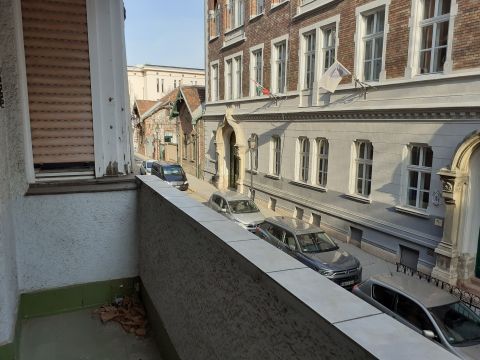 Eladó Lakás 1012 Budapest 1. kerület , Krisztina város 2,5 szoba hallos, emeleti, polgári erkélyes 