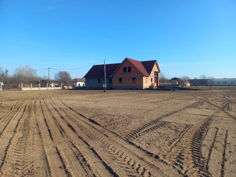 Eladó Ház 6000 Kecskemét , Óriási félkész ház eladó építési telekkel együtt Kecskeméten