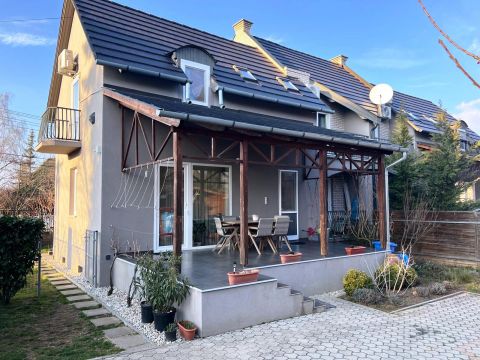 Eladó Ház 8624 Balatonszárszó , Vízpart közeli kompakt nyaraló