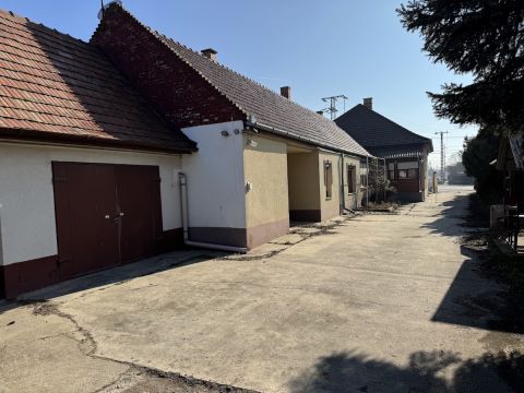 Eladó Ház 2310 Szigetszentmiklós , M0 közelében 2 generációnak, vállalkozása üzemeltetésére is.