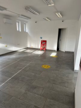 Eladó Üzlethelyiség 2225 Üllő Sportliget Lakópark szívében 26 nm-es üzlethelyiség