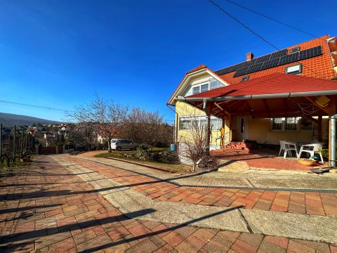 Eladó Ház 7635 Pécs , Donátusi-panorámás-ikerház-napelemekkel-dupla garázzsal! 