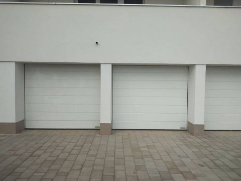 Kiadó Parkoló 7624 Pécs === Szigeti úti újépitésű garázs===