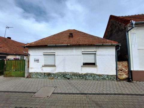 Eladó Ház 9737 Bük , Bükön eladó felújítandó ház a Kossuth Lajos utcában.