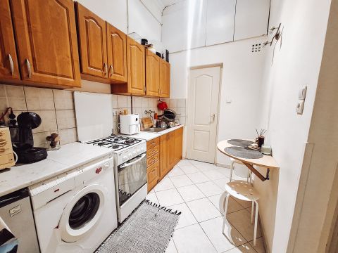 Eladó Lakás 1076 Budapest 7. kerület , Verseny utcában földszinti galériás lakás