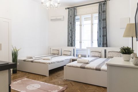Eladó Lakás 1077 Budapest 7. kerület Nagy Diófa utcára néző - emeleti stúdió lakás - ritkaság! 