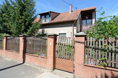 Eladó Ház 6000 Kecskemét Hunyadivárosban, a Béke fasoron eladó 2 lakásos családi ház 