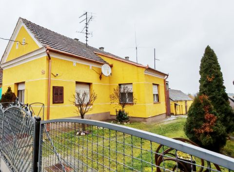 Eladó Ház 8858 Porrog , Porrog falujában kertes nagy családi ház eladó! 