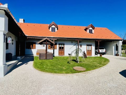 Eladó Ház 8089 Vértesacsa , Ékszerdoboz a Dunántúli-középhegységben