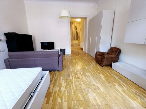 Eladó Lakás 1061 Budapest 6. kerület Deák téren, utcai, napfényes, felújított