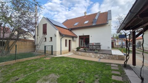 Eladó Ház 6000 Kecskemét Vacsiközben nappali +4 szobás családi ház, 454nm telken