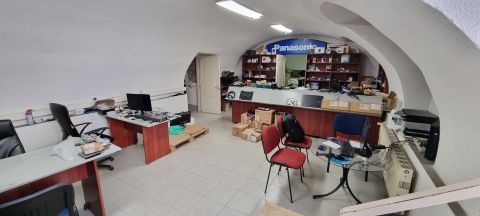 Eladó Üzlethelyiség 6000 Kecskemét , Üzlethelyiség eladó a Rákóczi úton a Bíróság mellett